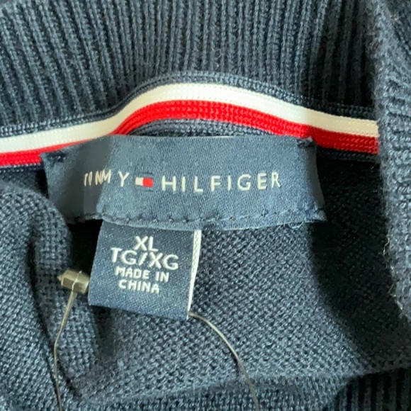 Tommy Hilfiger
Women's Logo Heart Crewneck Sweater Size XL - Picture 10 of 10